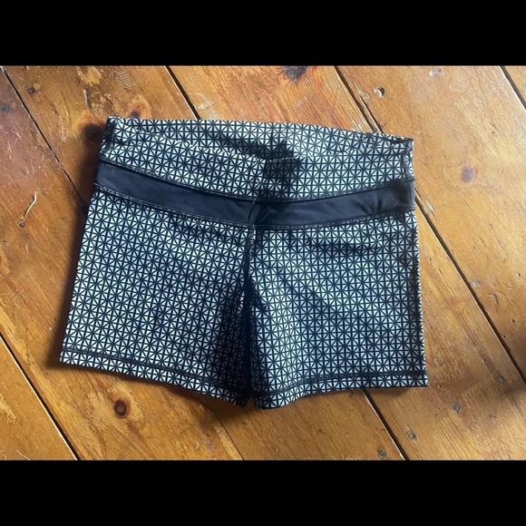 LuLuLemon shorts - Picture 2 of 4